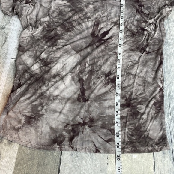 LOCK & Love short sleeve v-neck tee shirt.  Tapered fit. Super soft. Size medium - Picture 9 of 11